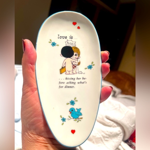 Vintage ❤️Kim Casali  “Love is Kissing Her Before Asking What’s for Dinner” Dish - Picture 1 of 5